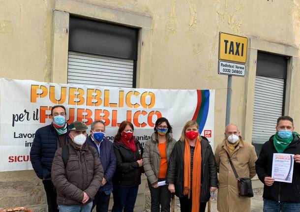 I sindacati davanti all'ospedale di Varese