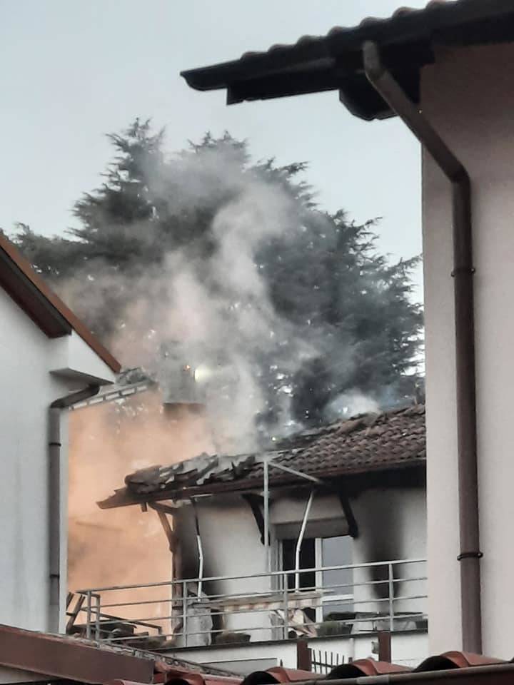 Incendio a Ceriano Laghetto: in fiamme due auto e un'abitazione