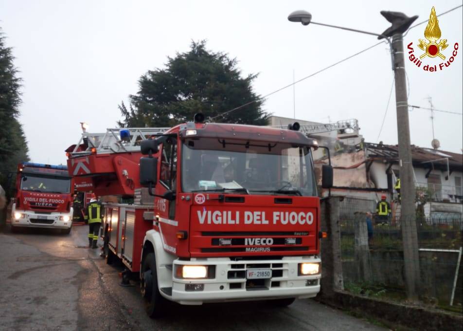 Incendio a Ceriano Laghetto: in fiamme due auto e un'abitazione
