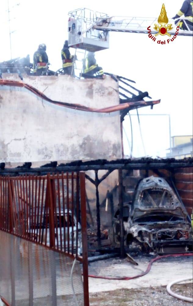 Incendio a Ceriano Laghetto: in fiamme due auto e un'abitazione