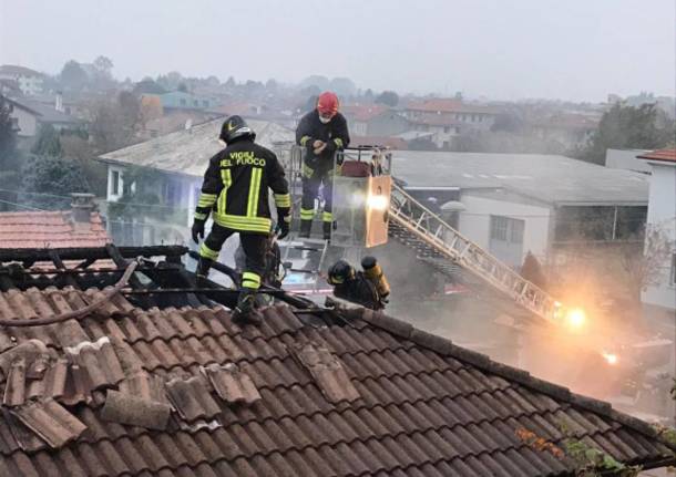 Incendio a Ceriano Laghetto: in fiamme due auto e un’abitazione