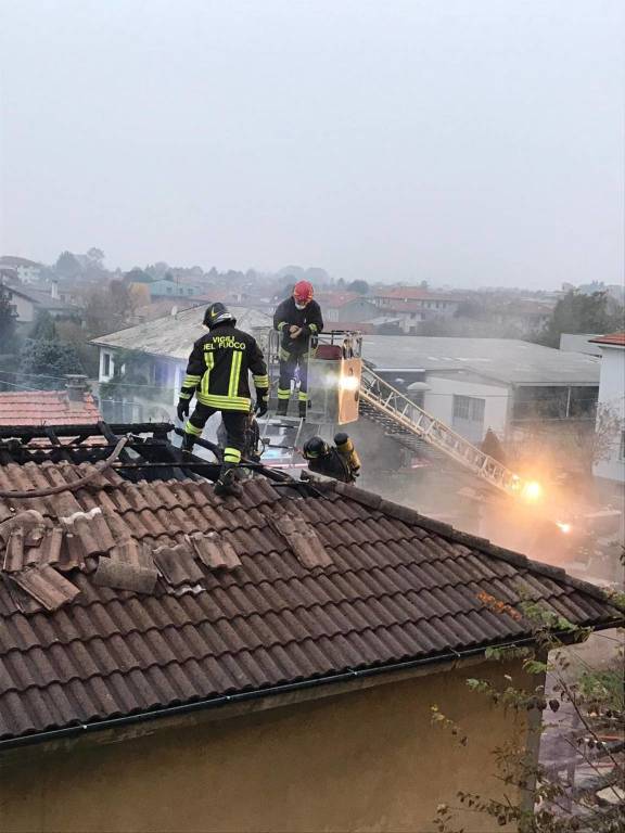 Incendio a Ceriano Laghetto: in fiamme due auto e un'abitazione