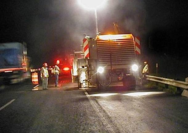 lavori autostrada strada notte