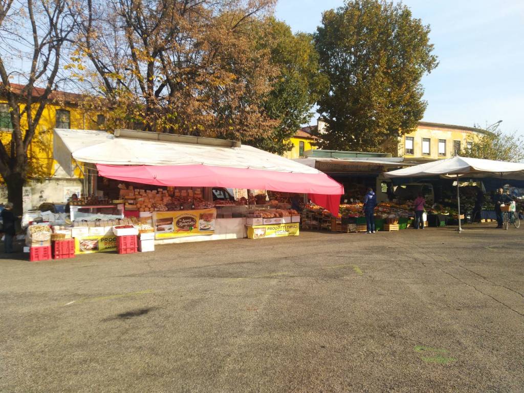 Legnano zona rossa, mercato