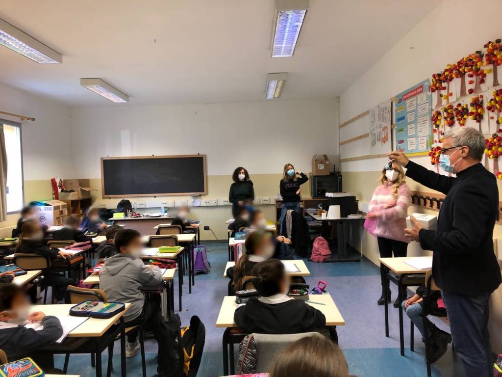 Limbiate, giro del sindaco tra le scuole primarie per consegnare di persona i gel igienizzanti