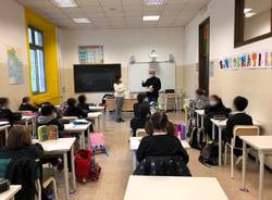 Limbiate, giro del sindaco tra le scuole primarie per consegnare di persona i gel igienizzanti