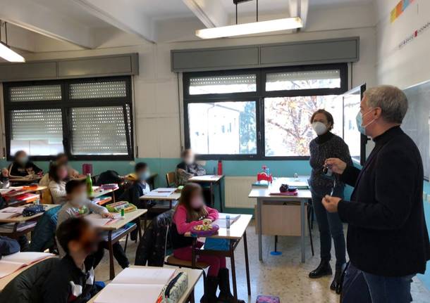 Limbiate, giro del sindaco tra le scuole primarie per consegnare di persona i gel igienizzanti