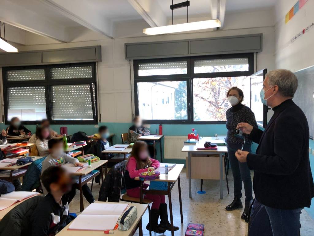 Limbiate, giro del sindaco tra le scuole primarie per consegnare di persona i gel igienizzanti