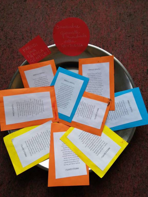 Lissago, i bimbi della scuola dell'infanzia disegnano la gentilezza