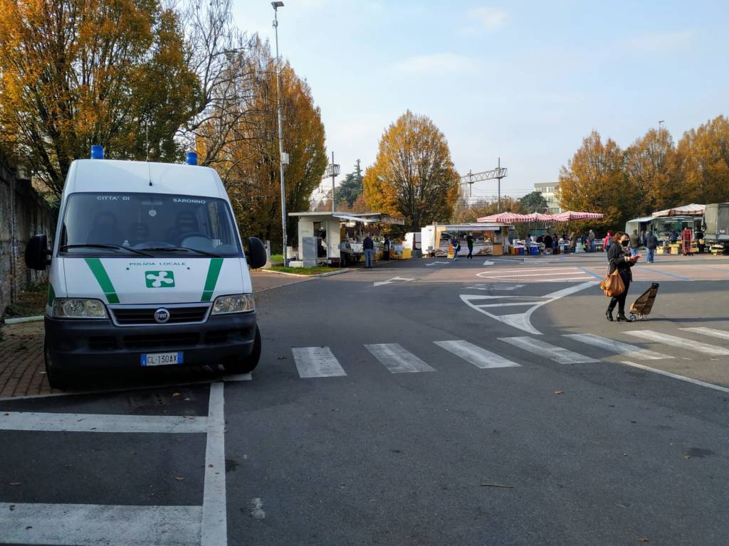 Mercato di Saronno, tra banchi alimentari e controlli