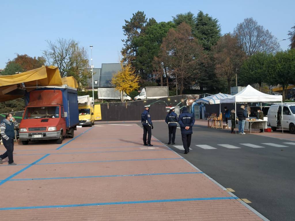 Mercato di Saronno, tra banchi alimentari e controlli