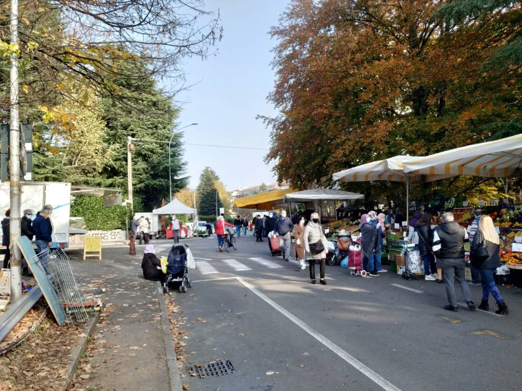 Mercato di Saronno, tra banchi alimentari e controlli