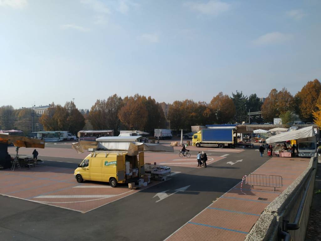 Mercato di Saronno, tra banchi alimentari e controlli