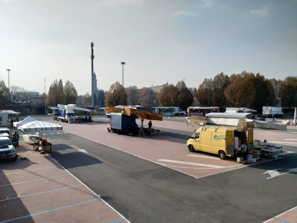 Mercato di Saronno, tra banchi alimentari e controlli