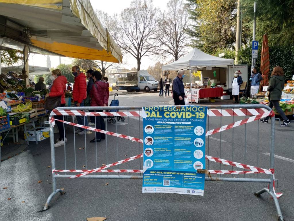 Mercato di Saronno, tra banchi alimentari e controlli