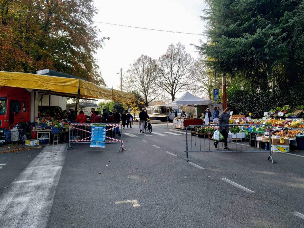 Mercato di Saronno, tra banchi alimentari e controlli