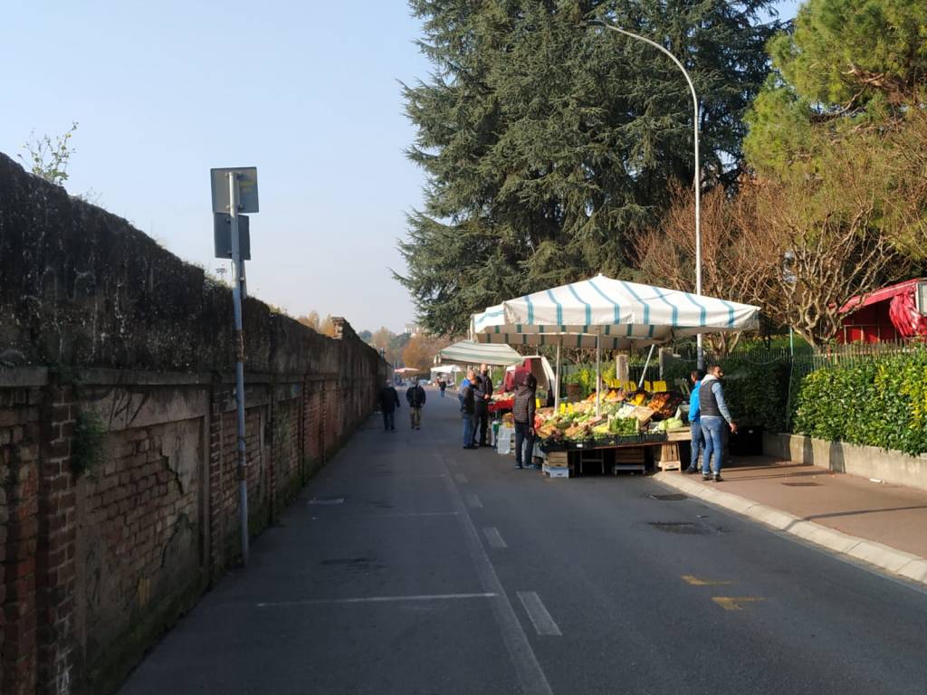 Mercato di Saronno, tra banchi alimentari e controlli