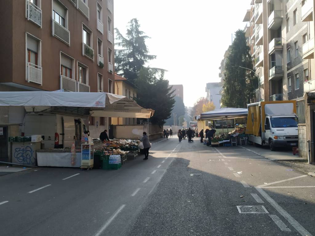 Mercato di Saronno, tra banchi alimentari e controlli