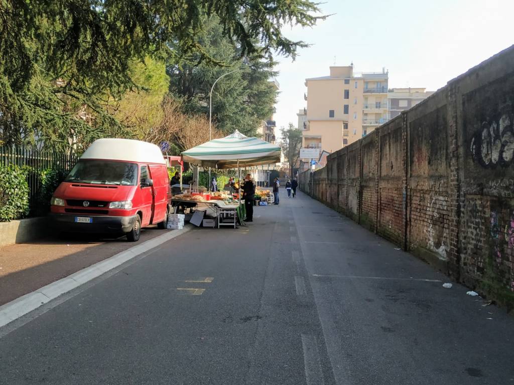 Mercato di Saronno, tra banchi alimentari e controlli