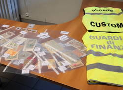 monete d'oro banconote sequestrate guardia di finanza di como