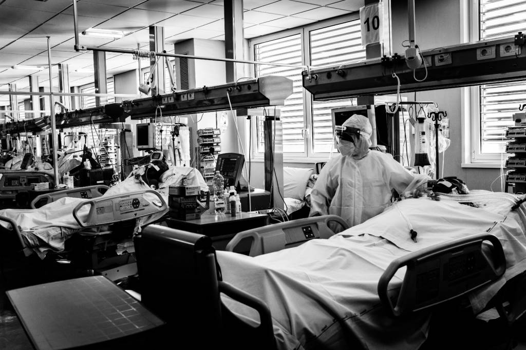 Pazienti Covid nel reparto di terapia intensiva dell'Ospedale di Varese - foto di Maurizio Borserini