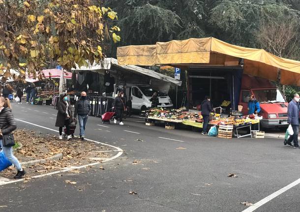 Saronno, al mercato tra incertezza e attesa