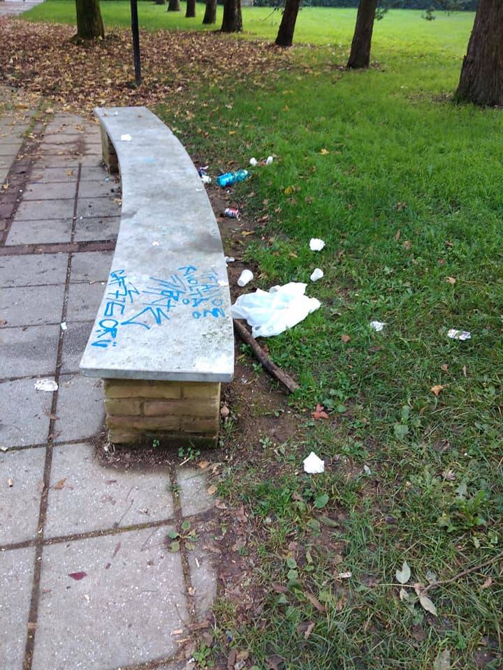 Saronno, degrado e sporcizia al parco giochi in via Volta