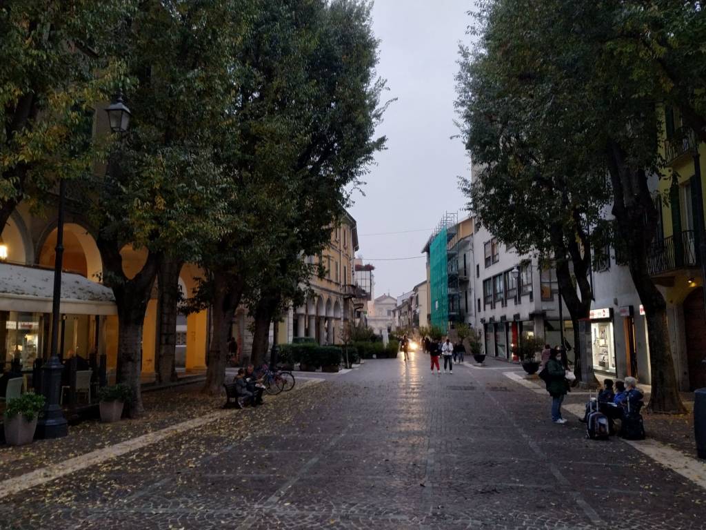 Saronno, la sera prima del nuovo lockdown