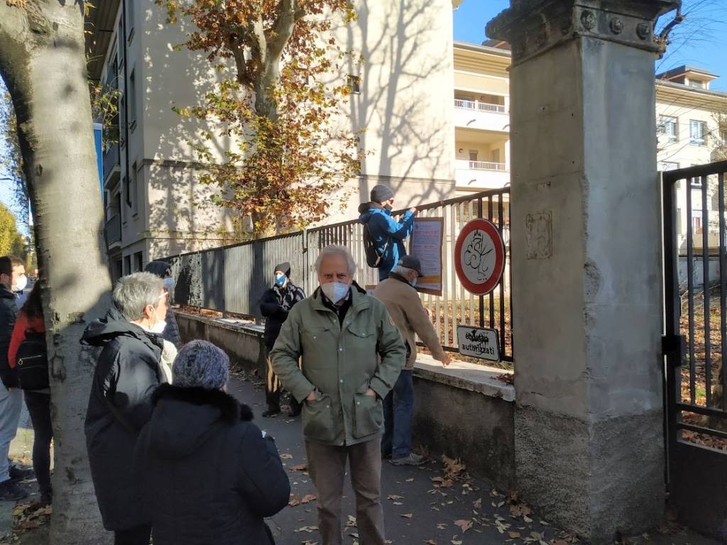Saronno, presidio di Attac in via Manzoni per una Casa della Salute in città