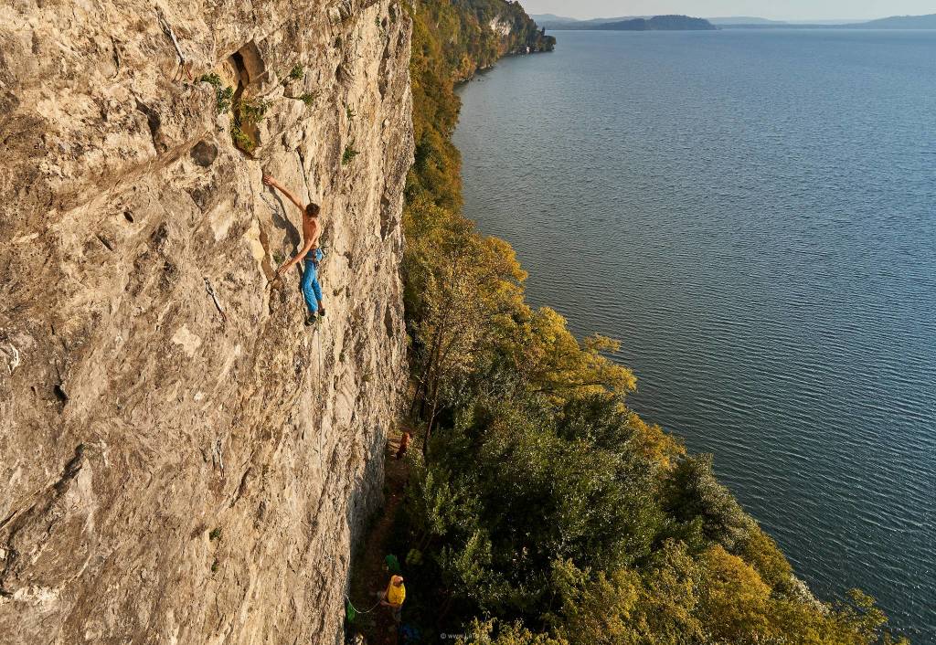 Sasso Ballaro, sospesi tra lago e cielo (foto di Tommaso Lamantia)