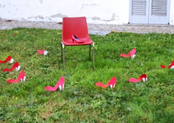 Turate dice no alla violenza contro le donne: sedia e scarpe rosse in Piazza Volta