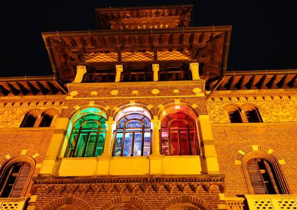 Villa Montevecchio illuminata con il tricolore