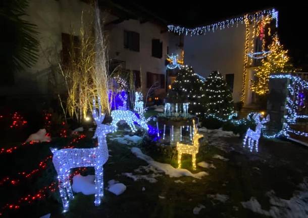 A Travedona Monate si accendono le lucine di Natale della famiglia Tringali