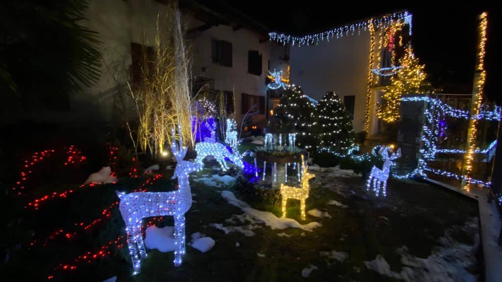 A Travedona Monate si accendono le lucine di Natale della famiglia Tringali