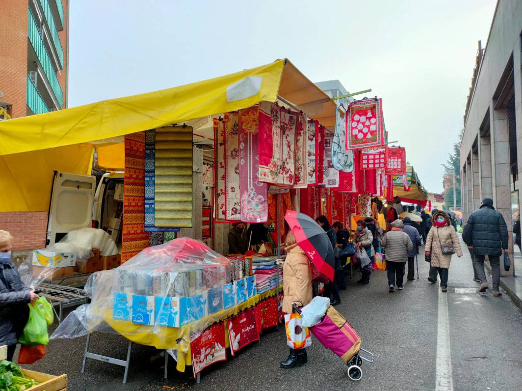 Atmosfera natalizia al mercato di Saronno