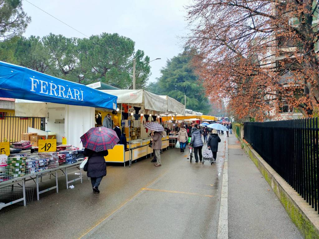 Atmosfera natalizia al mercato di Saronno