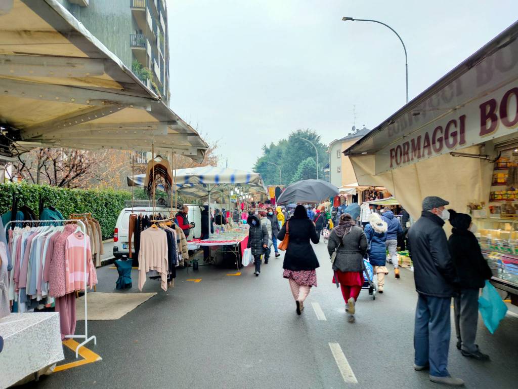 Atmosfera natalizia al mercato di Saronno