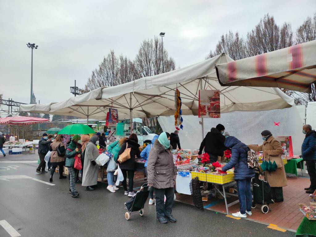 Atmosfera natalizia al mercato di Saronno