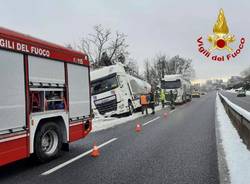 Camion fuori strada a Mercallo, intervengono i vigili del fuoco