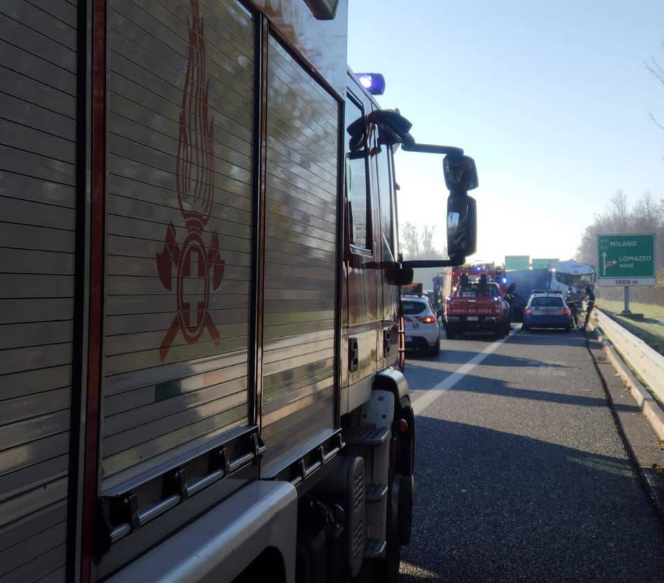 Camion ribaltato sulla A9, traffico in tilt tra Lomazzo e Fino Mornasco