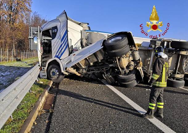 Camion ribaltato sulla A9, traffico in tilt tra Lomazzo e Fino Mornasco