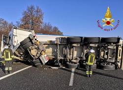 Camion ribaltato sulla A9, traffico in tilt tra Lomazzo e Fino Mornasco