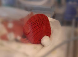 cappellini fatti dalle infermiere in neonatologia a Legnano