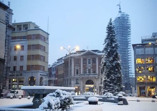 Dai balconi alle strade, il Varesotto sotto la neve