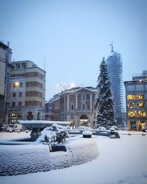 Dai balconi alle strade, il Varesotto sotto la neve