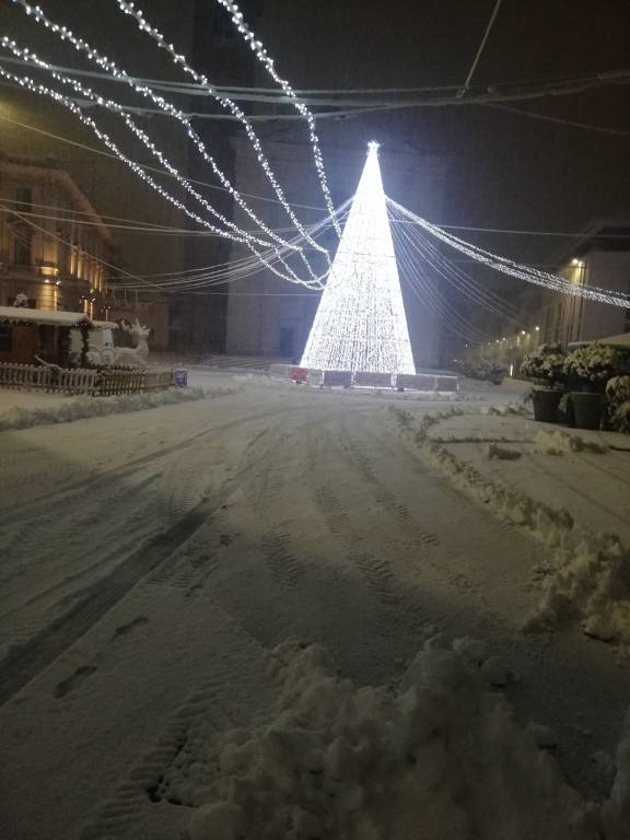 Dai balconi alle strade, il Varesotto sotto la neve