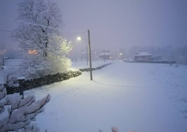 Dai balconi alle strade, il Varesotto sotto la neve