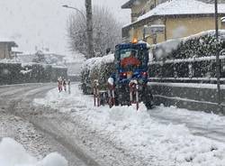 Mezzi al lavoro per pulire strade e marciapiedi