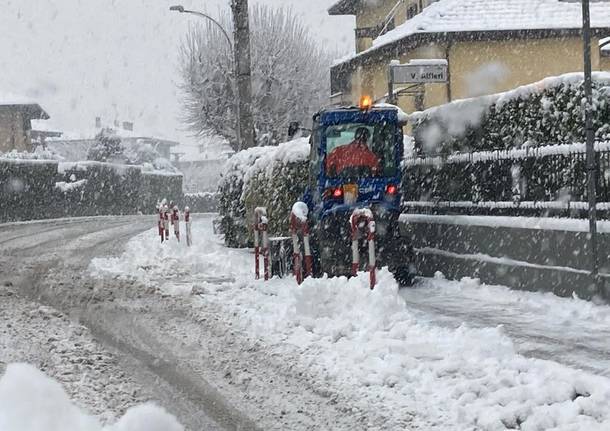 Mezzi al lavoro per pulire strade e marciapiedi