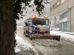 Mezzi al lavoro per pulire strade e marciapiedi